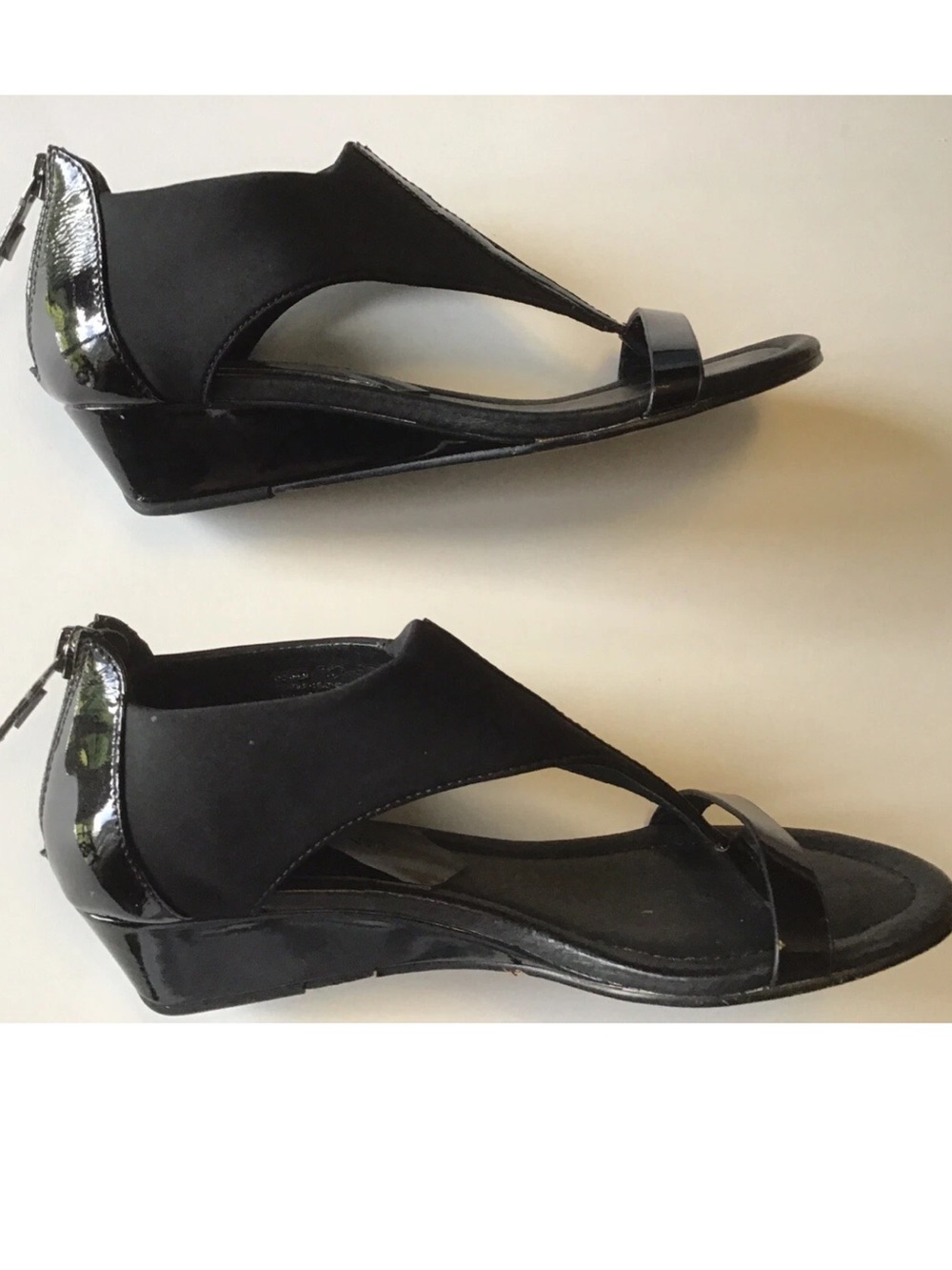 Donald J. Pliner Black Women’s Toe-Post Sandal - Picture 16 of 16